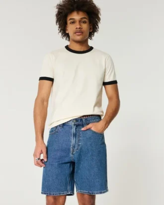 Pantalones cortos vaqueros holgados por encima de la rodilla