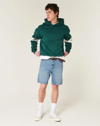 Pantalones cortos vaqueros holgados por encima de la rodilla