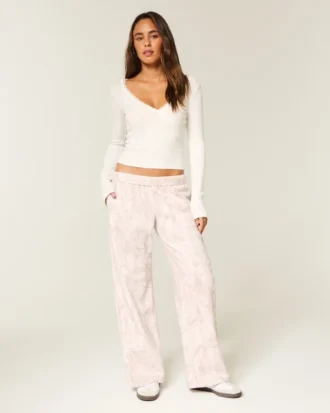 Pantalones de chándal anchos con estampado de camuflaje rosa y logotipo gráfico