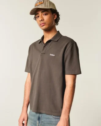 Polo con logotipo relajado