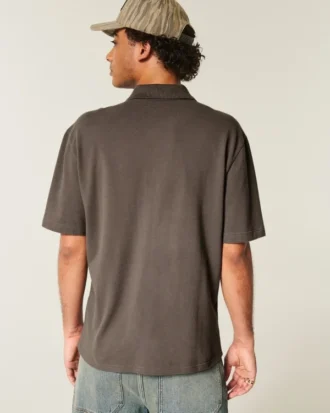 Polo con logotipo relajado