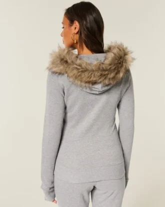 Sudadera con capucha, cremallera, ribete de pelo sintético y logotipo gráfico