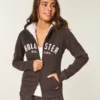 Sudadera con capucha, cremallera y logo gráfico, con forro de sherpa, de la colección Holiday Vault Sudadera con capucha, cremallera y logo gráfico, con forro de sherpa, de la colección Holiday Vault