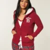 Sudadera con capucha, cremallera y logo gráfico, con forro de sherpa, de la colección Holiday Vault Sudadera con capucha, cremallera y logo gráfico, con forro de sherpa, de la colección Holiday Vault