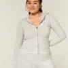 Sudadera con capucha y cremallera con dobladillo festoneado de Gilly Hicks