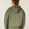 Sudadera con capucha y cremallera con forro de sherpa Hollister x Crocs Sudadera con capucha y cremallera con forro de sherpa Hollister x Crocs