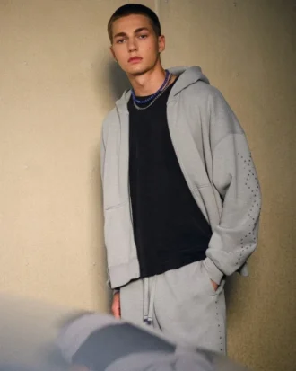 Sudadera con capucha y cremallera con tachuelas y corte recto