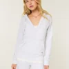 Sudadera con capucha y cuello en V Sudadera con capucha y cuello en V