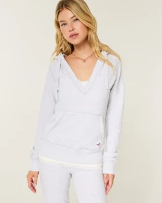 Sudadera con capucha y cuello en V