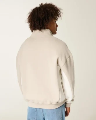 Sudadera con cremallera hasta el pecho y logotipo