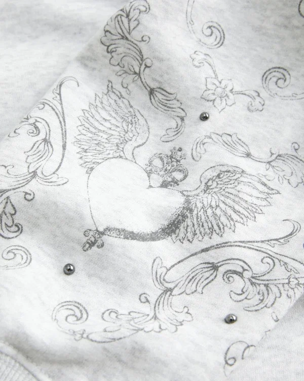 Sudadera con estampado gráfico y tachuelas Sudadera con estampado gráfico y tachuelas