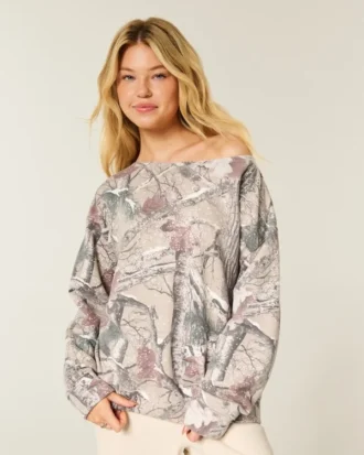 Sudadera oversize con hombros descubiertos y estampado de camuflaje Sudadera oversize con hombros descubiertos y estampado de camuflaje