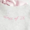 Sudadera oversize con lazo en la espalda «Class of ’26» Sudadera oversize con lazo en la espalda «Class of ’26»