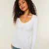 Top babydoll Henley con lazo fácil de atar