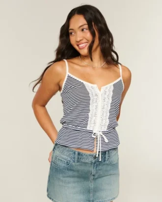 Top con peplum y detalles de encaje Top con peplum y detalles de encaje