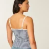 Top con peplum y detalles de encaje