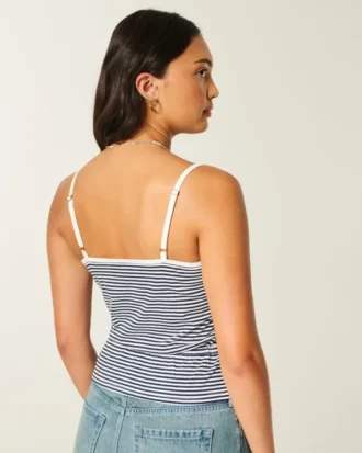 Top con peplum y detalles de encaje Top con peplum y detalles de encaje
