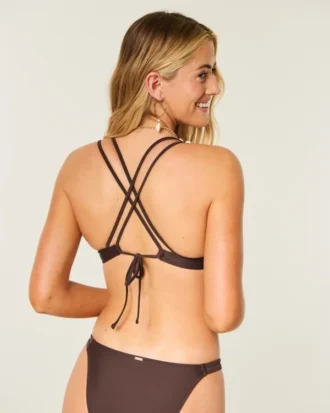 Top de bikini con aros, tirantes cruzados en la espalda y adornos de conchas