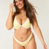 Top de bikini con aros y escote pronunciado Top de bikini con aros y escote pronunciado
