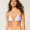 Top de bikini triangular con ribete estilo croché Top de bikini triangular con ribete estilo croché