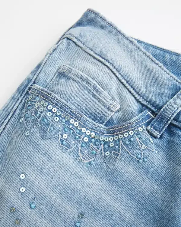 Vaqueros acampanados con lentejuelas, lavado claro y efecto desgastado, tiro ultrabajo Vaqueros acampanados con lentejuelas, lavado claro y efecto desgastado, tiro ultrabajo