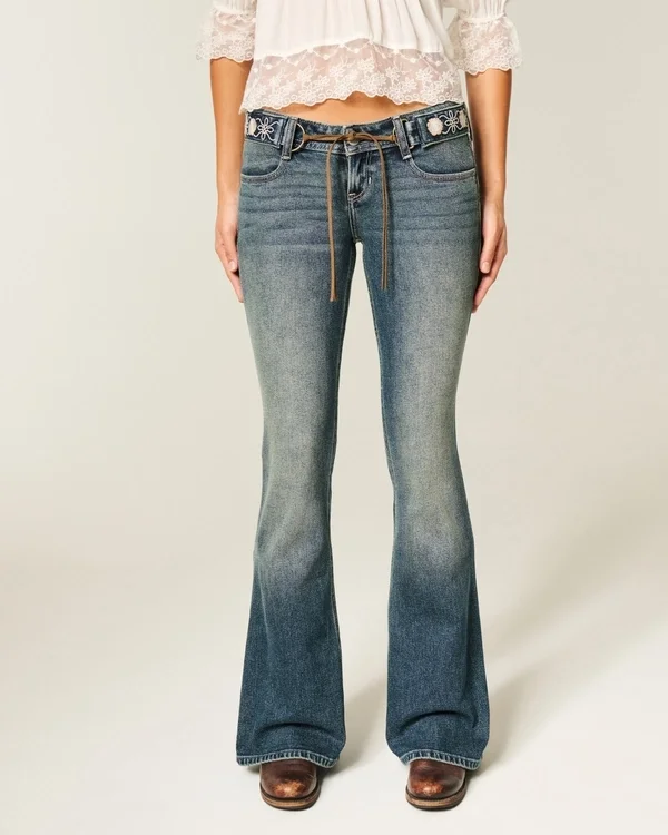 Vaqueros acampanados de lavado medio con cintura ultra baja y cinturón bordado Vaqueros acampanados de lavado medio con cintura ultra baja y cinturón bordado