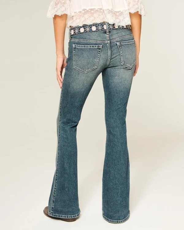 Vaqueros acampanados de lavado medio con cintura ultra baja y cinturón bordado Vaqueros acampanados de lavado medio con cintura ultra baja y cinturón bordado