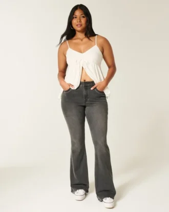Vaqueros acampanados de talle alto lavados en negro con bordados Vaqueros acampanados de talle alto lavados en negro con bordados