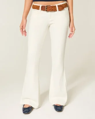 Vaqueros blancos de talle ultra bajo con bolsillos bordados y corte acampanado Vaqueros blancos de talle ultra bajo con bolsillos bordados y corte acampanado