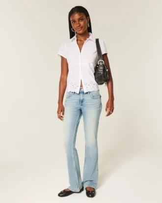 Vaqueros bootcut de talle bajo y lavado medio con bordado de mariposas