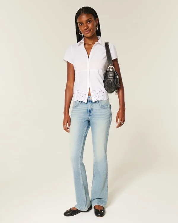 Vaqueros bootcut de talle bajo y lavado medio con bordado de mariposas Vaqueros bootcut de talle bajo y lavado medio con bordado de mariposas