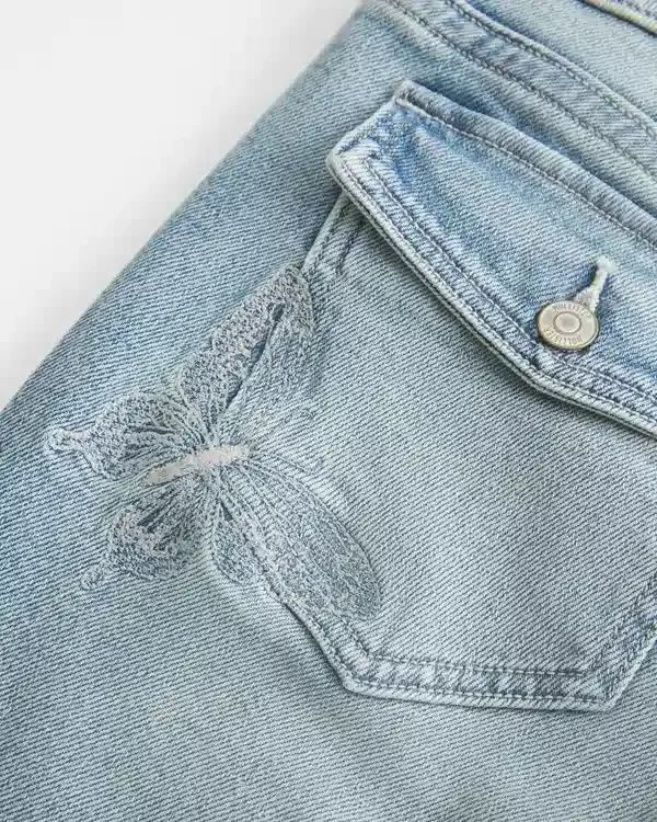 Vaqueros bootcut de talle bajo y lavado medio con bordado de mariposas Vaqueros bootcut de talle bajo y lavado medio con bordado de mariposas