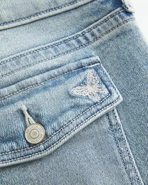 Vaqueros bootcut de talle bajo y lavado medio con bordado de mariposas Vaqueros bootcut de talle bajo y lavado medio con bordado de mariposas