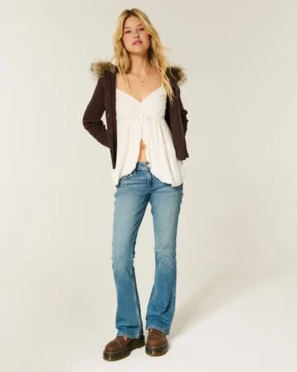 Vaqueros bootcut de talle bajo y lavado medio con tachuelas