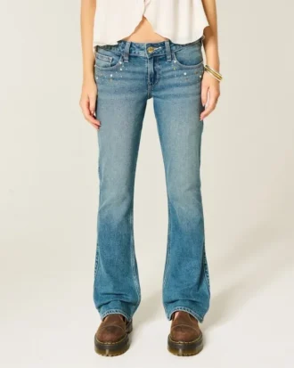 Vaqueros bootcut de talle bajo y lavado medio con tachuelas