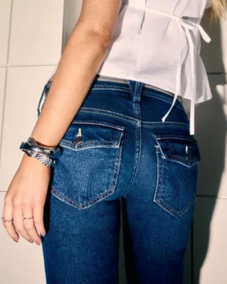 Vaqueros bootcut de talle bajo y lavado oscuro Vaqueros bootcut de talle bajo y lavado oscuro