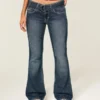 Vaqueros bootcut de talle bajo y lavado oscuro con cinturón Vaqueros bootcut de talle bajo y lavado oscuro con cinturón