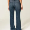 Vaqueros bootcut de talle bajo y lavado oscuro con cinturón Vaqueros bootcut de talle bajo y lavado oscuro con cinturón