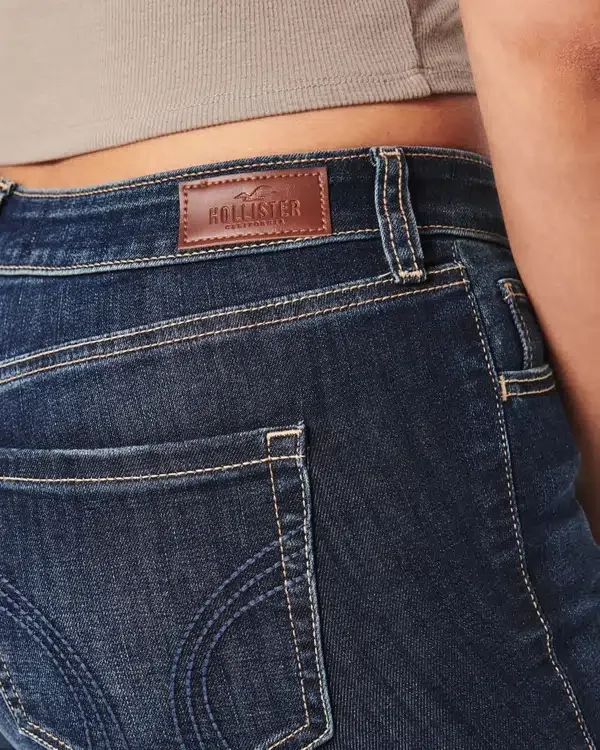 Vaqueros bootcut de talle medio y lavado oscuro Vaqueros bootcut de talle medio y lavado oscuro