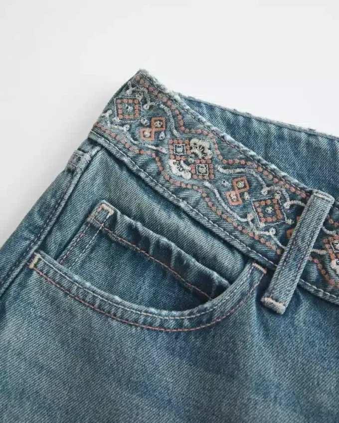 Vaqueros holgados con cintura bordada, lavado medio y talle ultra bajo Vaqueros holgados con cintura bordada, lavado medio y talle ultra bajo