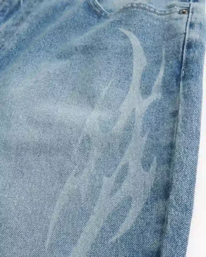 Vaqueros holgados con estampado de llamas y lavado medio Vaqueros holgados con estampado de llamas y lavado medio