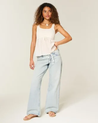 Vaqueros holgados de talle bajo, lavado claro y cintura mini con cordones.