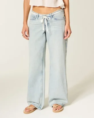Vaqueros holgados de talle bajo, lavado claro y cintura mini con cordones.