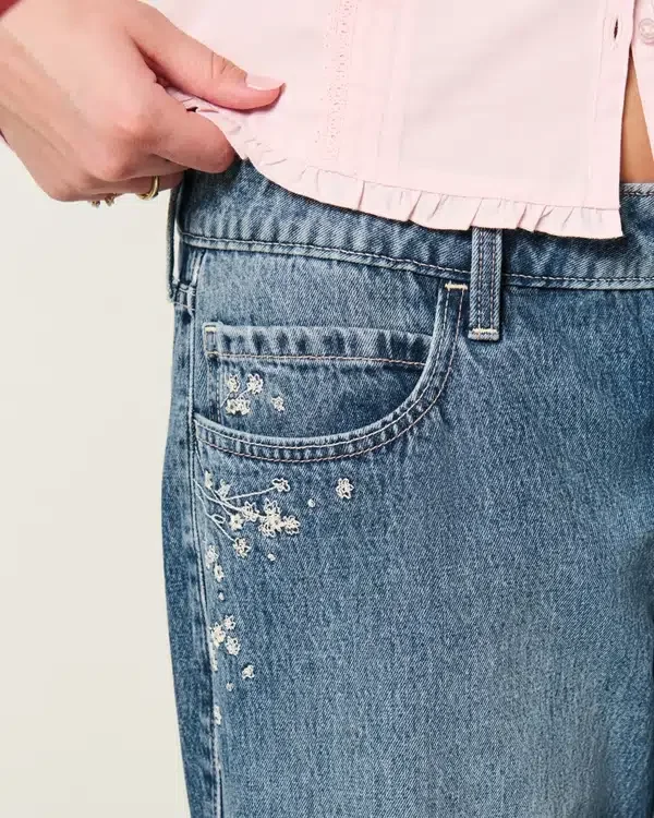 Vaqueros holgados de talle bajo, lavado oscuro y bordado floral Vaqueros holgados de talle bajo, lavado oscuro y bordado floral
