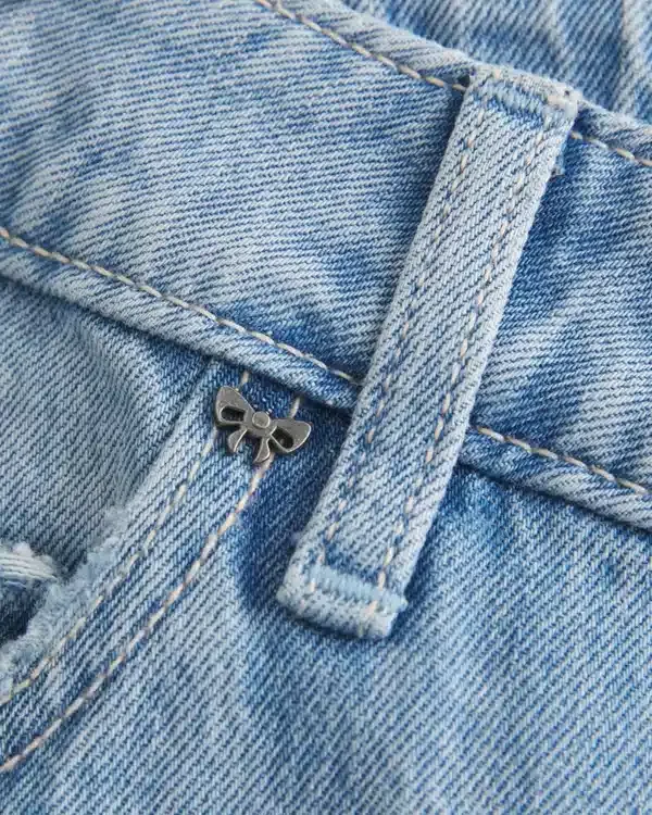 Vaqueros holgados de talle bajo y lavado claro con lazos con tachuelas Vaqueros holgados de talle bajo y lavado claro con lazos con tachuelas