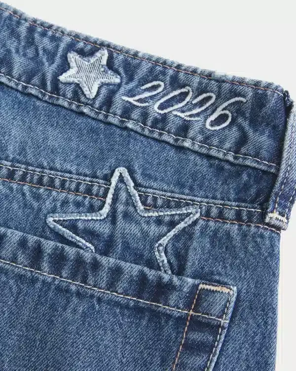 Vaqueros holgados de talle bajo y lavado oscuro con bordado «Class of ’26». Vaqueros holgados de talle bajo y lavado oscuro con bordado «Class of ’26».
