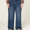 Vaqueros holgados de talle bajo y lavado oscuro con cintura ajustable Vaqueros holgados de talle bajo y lavado oscuro con cintura ajustable