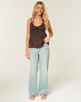 Vaqueros holgados de talle ultra bajo, lavado claro y hebilla trasera.