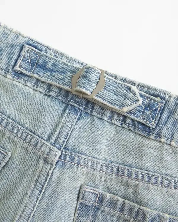 Vaqueros holgados de talle ultra bajo, lavado claro y hebilla trasera. Vaqueros holgados de talle ultra bajo, lavado claro y hebilla trasera.