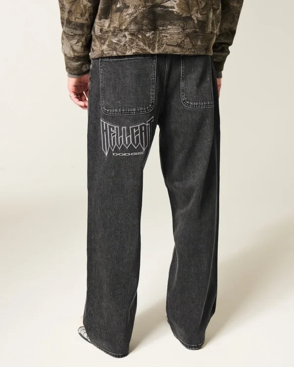 Vaqueros holgados Dodge Hellcat con estampado en negro lavado Vaqueros holgados Dodge Hellcat con estampado en negro lavado